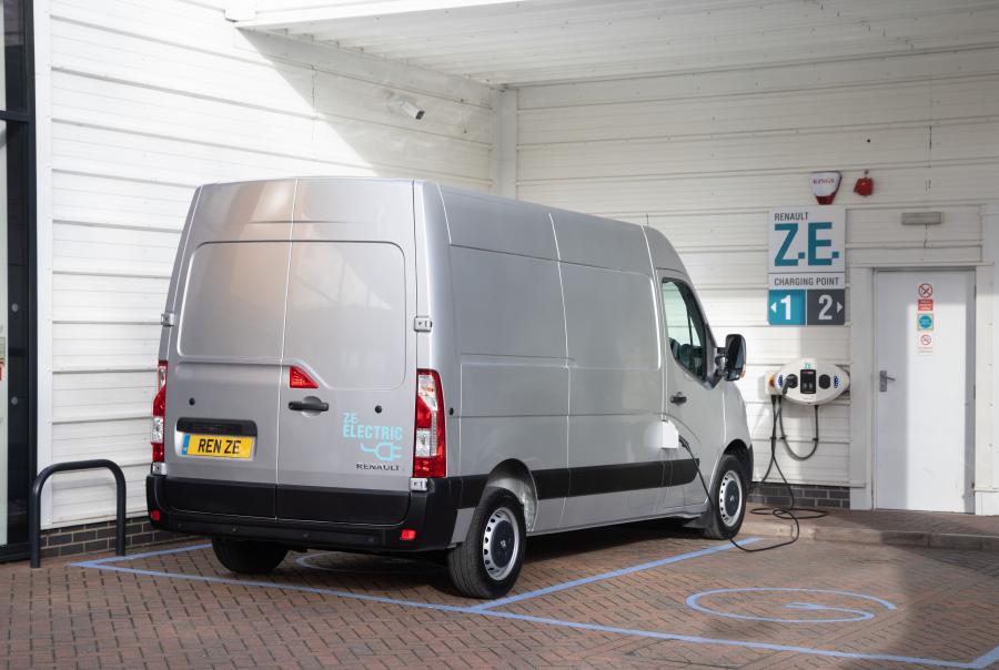  Renault Master Z.E. L2H2 2018 года  (UK) (фото 11 из 15)